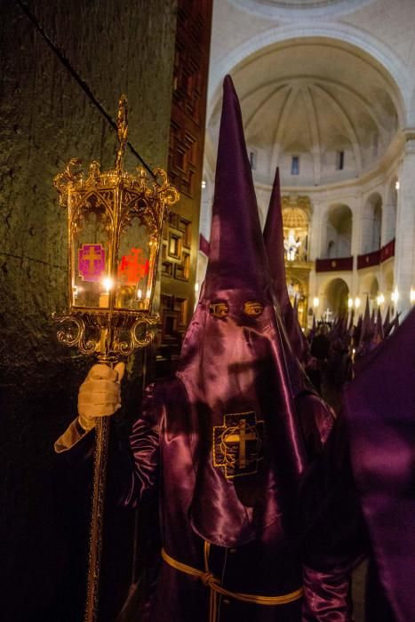 El Nazareno lució una nueva canastilla revestida de pan de oro y la parihuela de su trono original recién estrenada