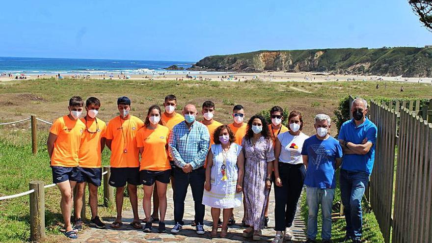 El equipo de Salvamento, junto a los Alcaldes de Castropol y Tapia y parte de la corporación castropolense, ayer, en Penarronda . | Tania Cascudo