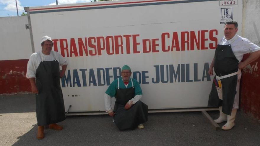 Los hermanos Ríos Iniesta, en el matadero municipal de Jumilla, donde trabajan diariamente.