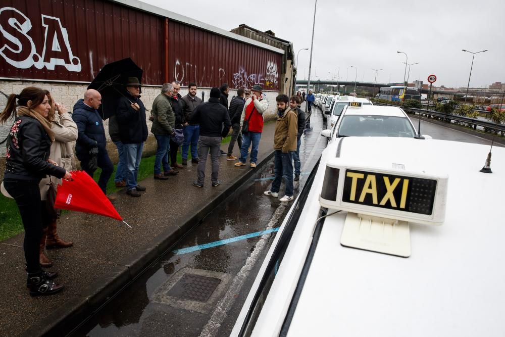 Concentración de taxistas de Gijón contra Uber y C