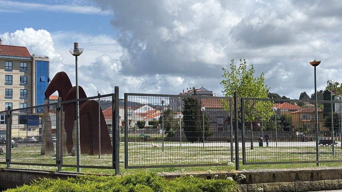 Farolas rotas en los jardines de Fexdega, esta tarde.