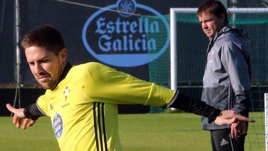 Fontás conduce el balón en un entrenamiento. // Marta G.Brea