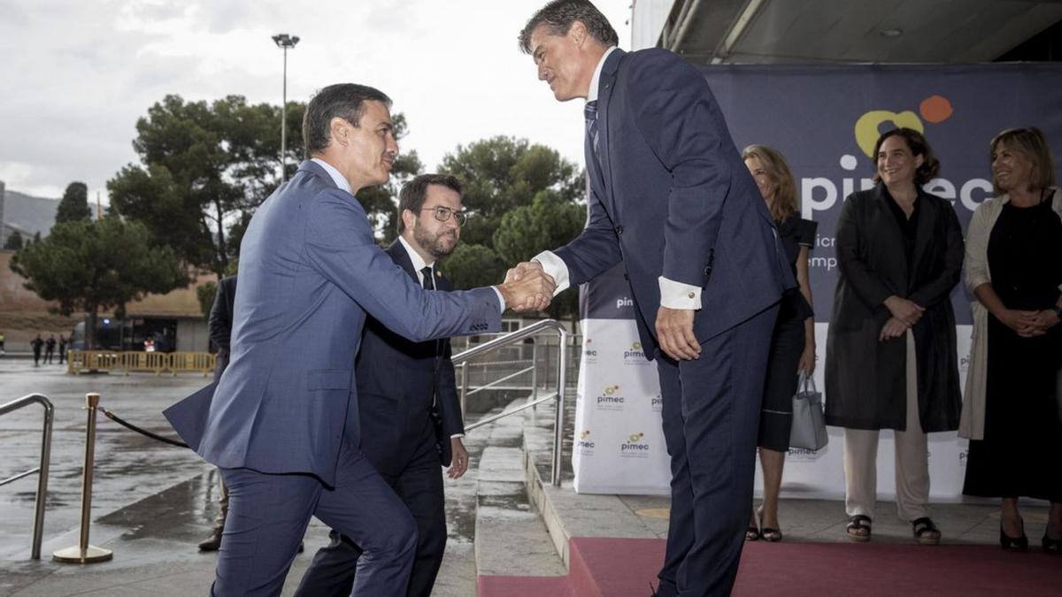 Sánchez saluda Cañete en presència d’Aragonès i Colau. | FERRAN NADEU