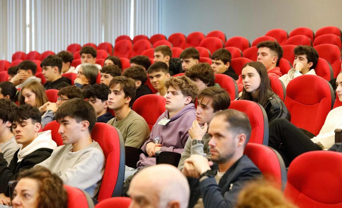 Una clase práctica. Alumnos del Bachillerato Internacional del Colegio San Fernando asistieron ayer al congreso NorteRenovables para escuchar de la mano de expertos los desafíos de la transición energética. | Mara Villamuza.