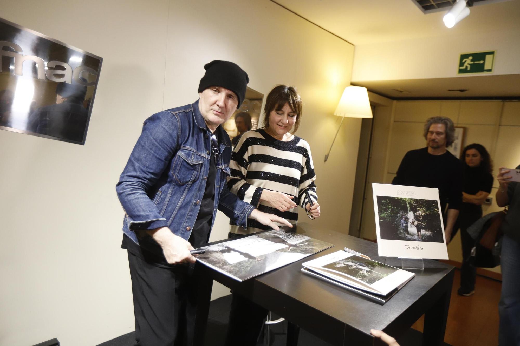 Decenas de fans de Amaral acuden a su firma de discos en Zaragoza