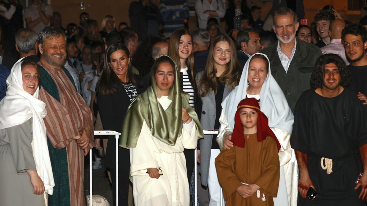 Los reyes y sus hijas asisten a La Pasión de Cristo en Chinchón