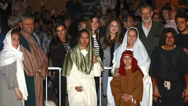 Los reyes y sus hijas asisten a La Pasión de Cristo en Chinchón