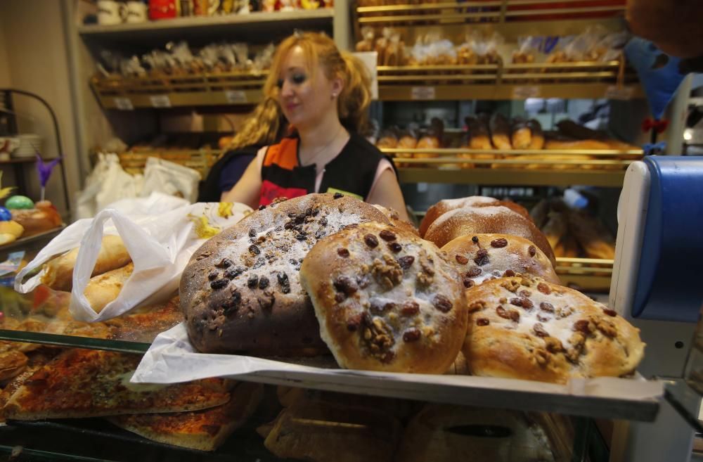 Forn Artesà Rafelet. Mejor panquemado, segundo de escaparate y tercero de torta de pasas y nueces y de monas.