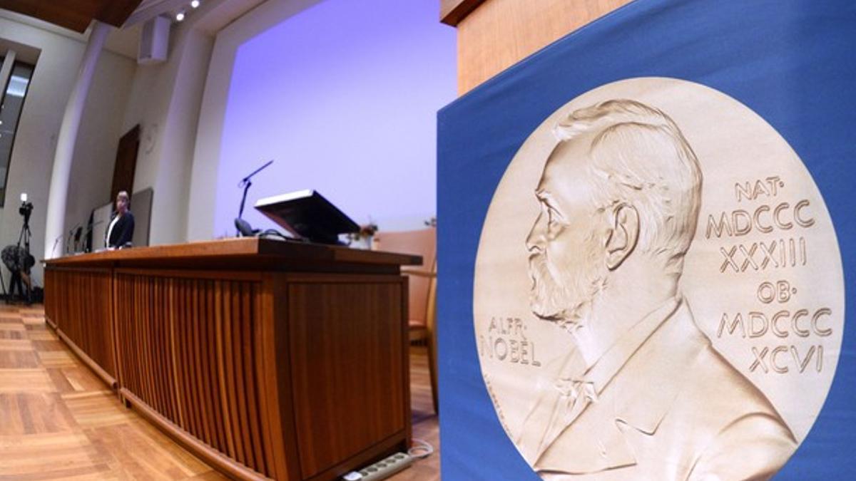 La insignia de los premios Nobel, en la sala de prensa donde se anuncian los ganadores.