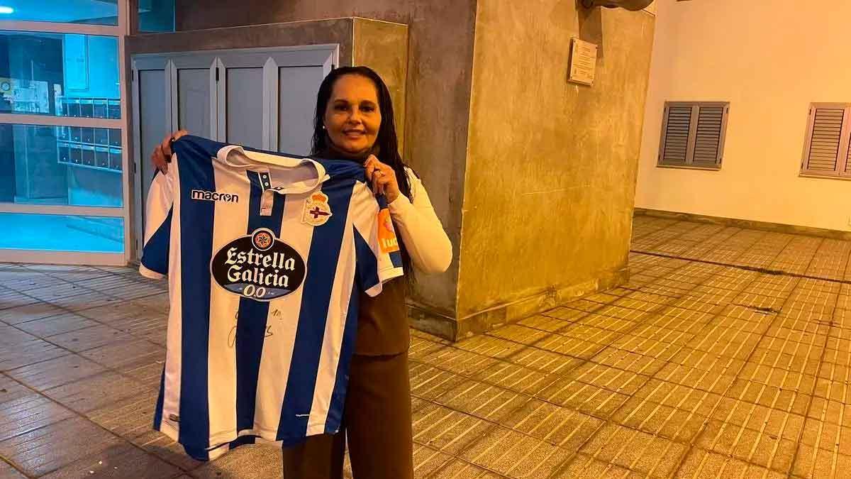 Vanesa Cubas, madre de Yeremay Hernández, sujeta la camiseta de su hijo en su portal de El Polvorín / LP/DLP