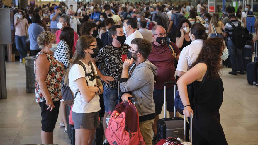 Flight diversion in Tenerife due to the effects of the La Palma volcano