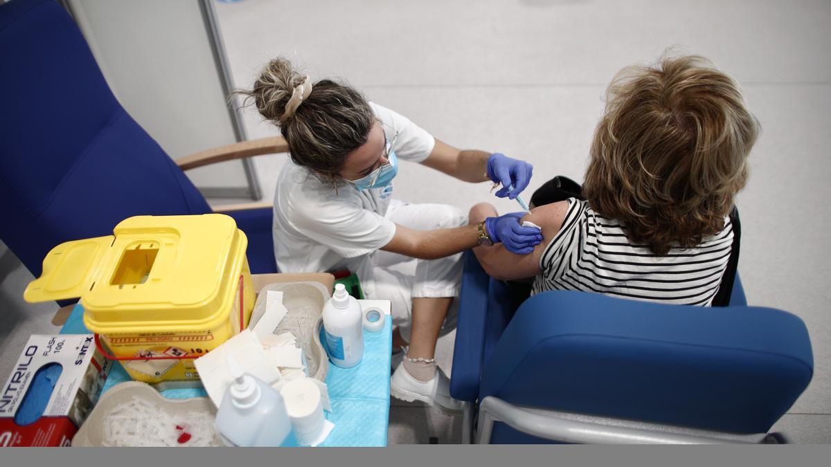Una mujer recibe la vacuna en el Hospital Zendal de Madrid.