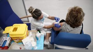 Una mujer recibe la vacuna en el Hospital Zendal de Madrid.