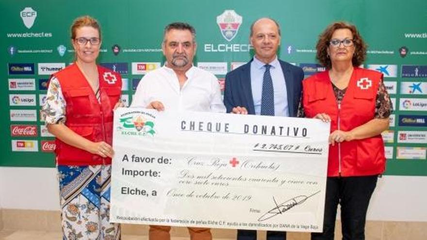 Tomás Domenes y Joaquín Buitrago, junto a las representantes de Cruz Roja