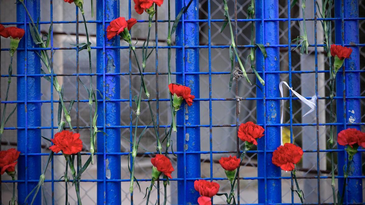 Flores en la valla de Melilla en memoria de las víctimas fallecidas, heridas y desaparecidas.