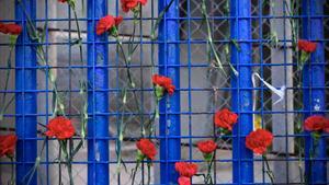 Archivo - Flores en la valla de Melilla en memoria de las víctimas fallecidas, heridas y desaparecidas.