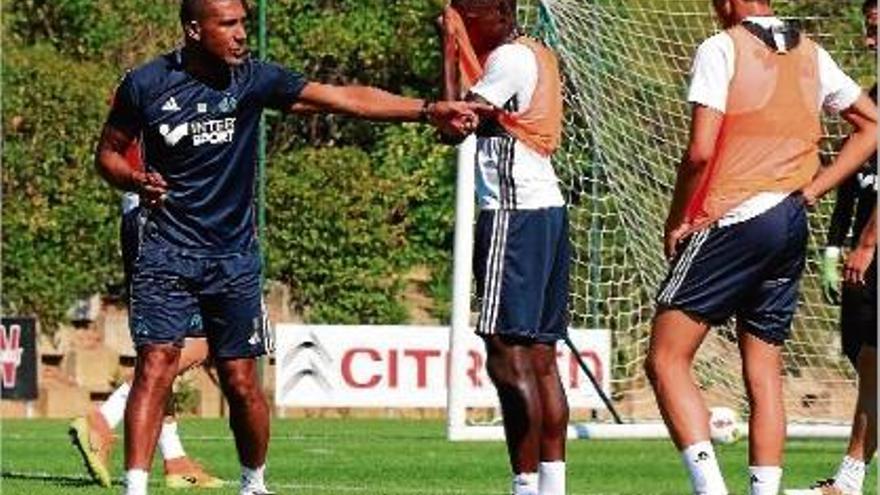 Franck Passi, tècnic de l&#039;Olympique de Marsella, donant ordres als seus jugadors en l&#039;entrenament d&#039;ahir.