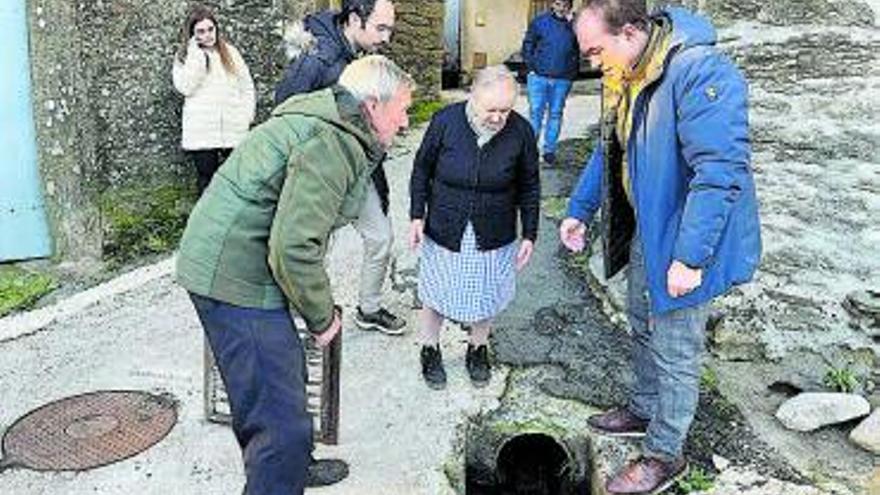 Crespo, con vecinos, durante su visita a Zobra.