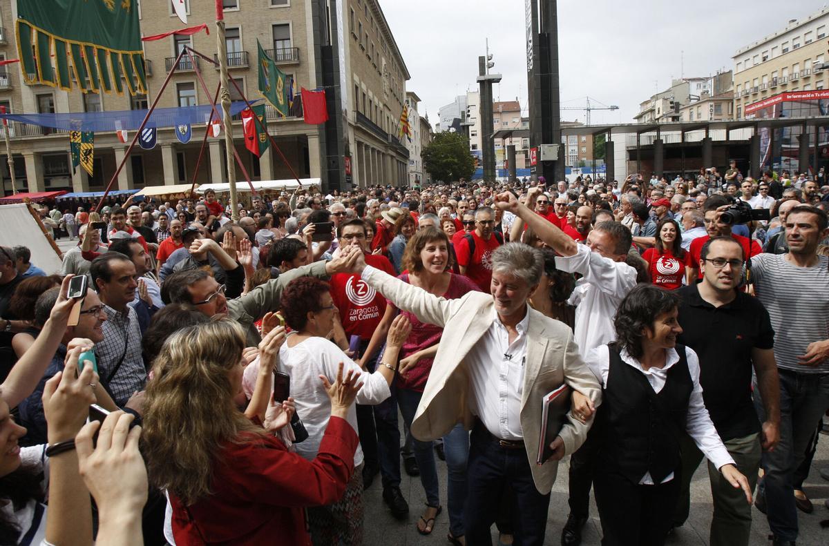 13/06/2015ZARAGOZAPLENO DE CONSTITUCION DEL AYUNTAMIENTO DE LA CIUDAD. LLEGADA A LA PLAZA DEL PILAR DEL NUEVO ALCALDE PEDRO SANTISTEVE ACOMPAÑADO DE LUISA BROTO Y EL RESTO DE CONCEJALES DE ZARAGOZA EN COMUN.AYUNTAMIENTOS. ZARAGOZA. AYUNTAMIENTO.ANGEL DE CASTROCAMARA DIGITAL. AYUNTAMIENTOS. ZARAGOZA. AYUNTAMIENTO