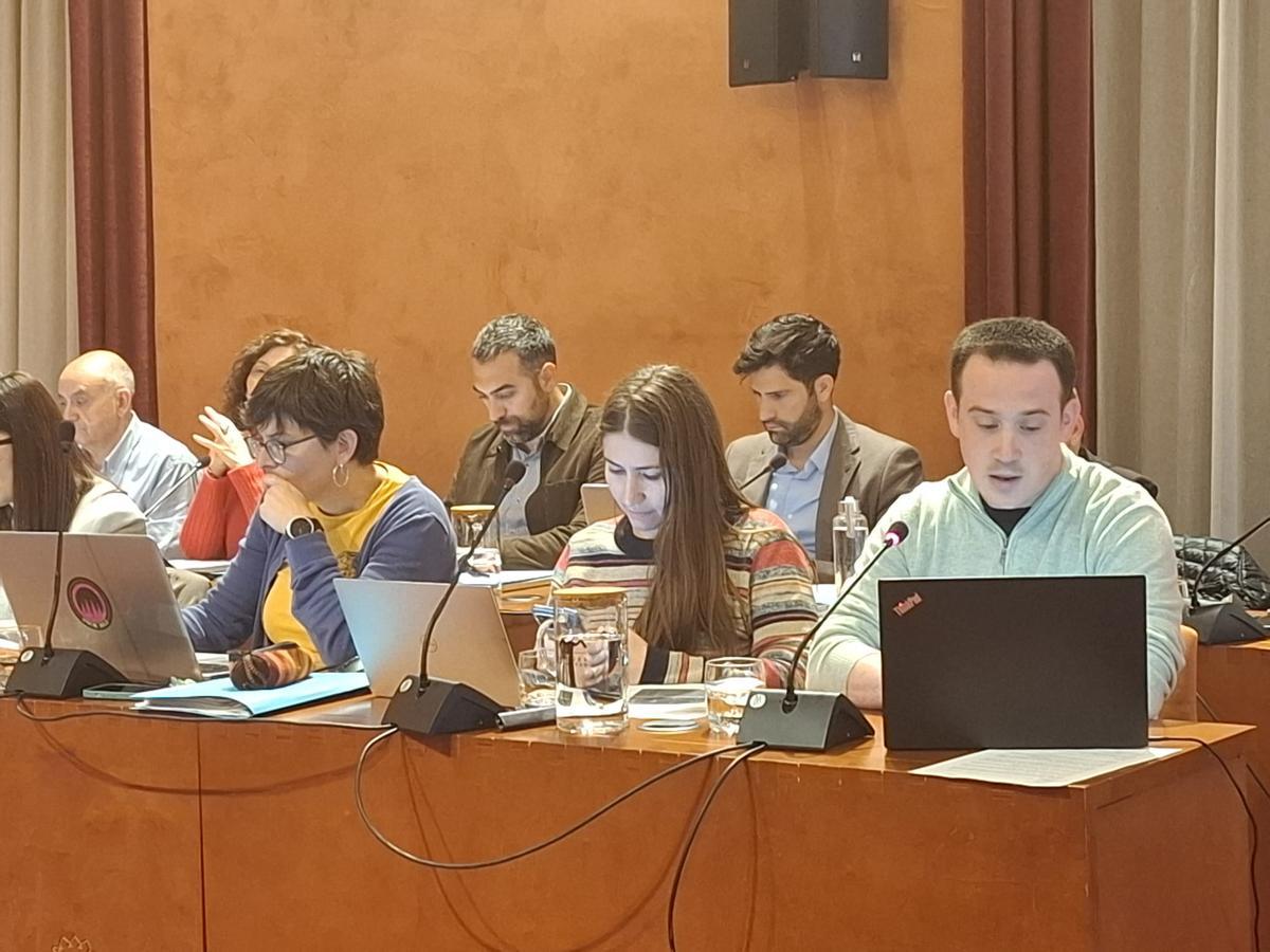 En primer terme, el grup de Fem Manresa al darrer plenari de l’Ajuntament