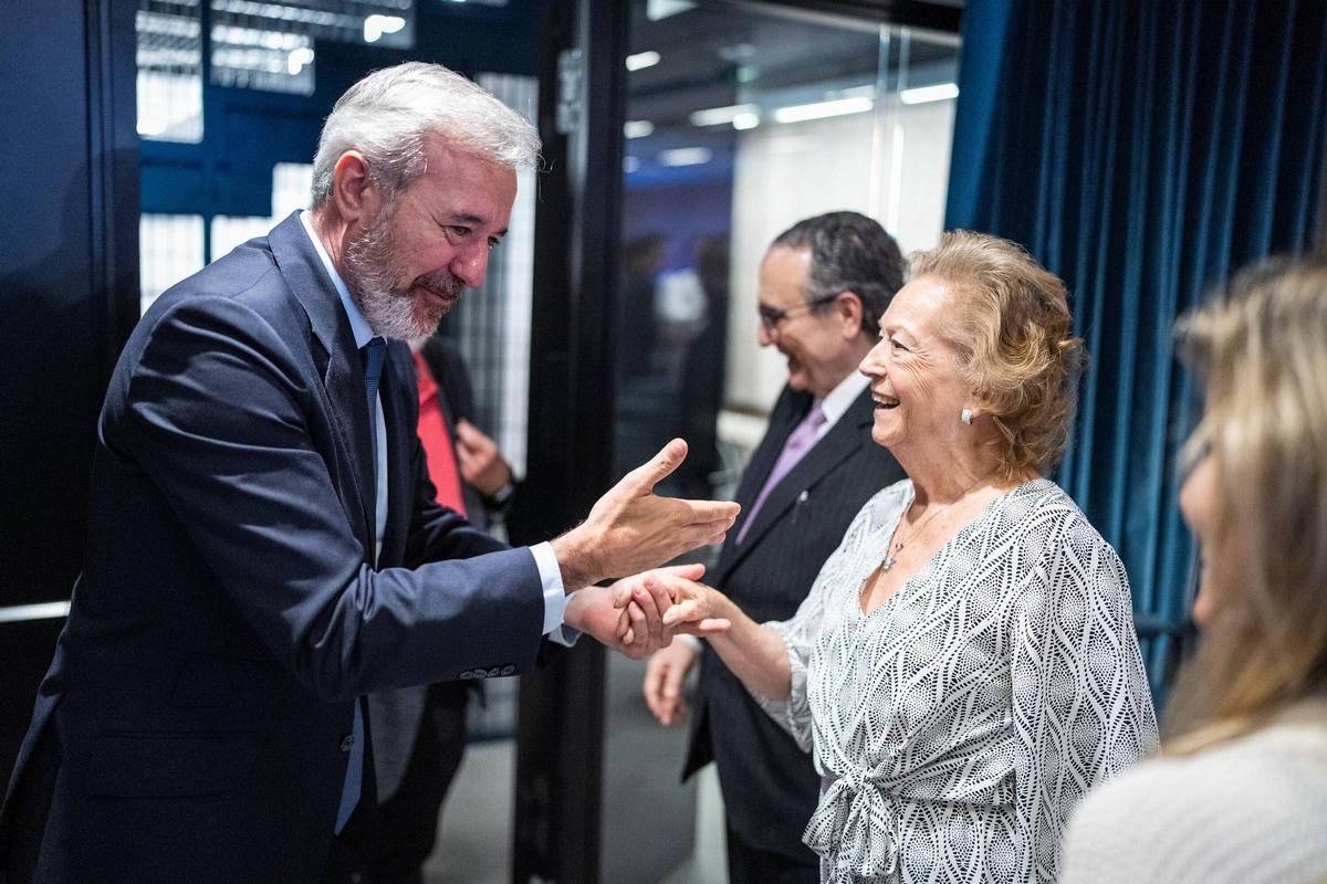 El presidente del Gobierno de Aragón, Jorge Azcón, y Albert Sáez, director de Contenidos de Prensa Ibérica, participan en un encuentro del ciclo Afterwork celebrado en Barcelona