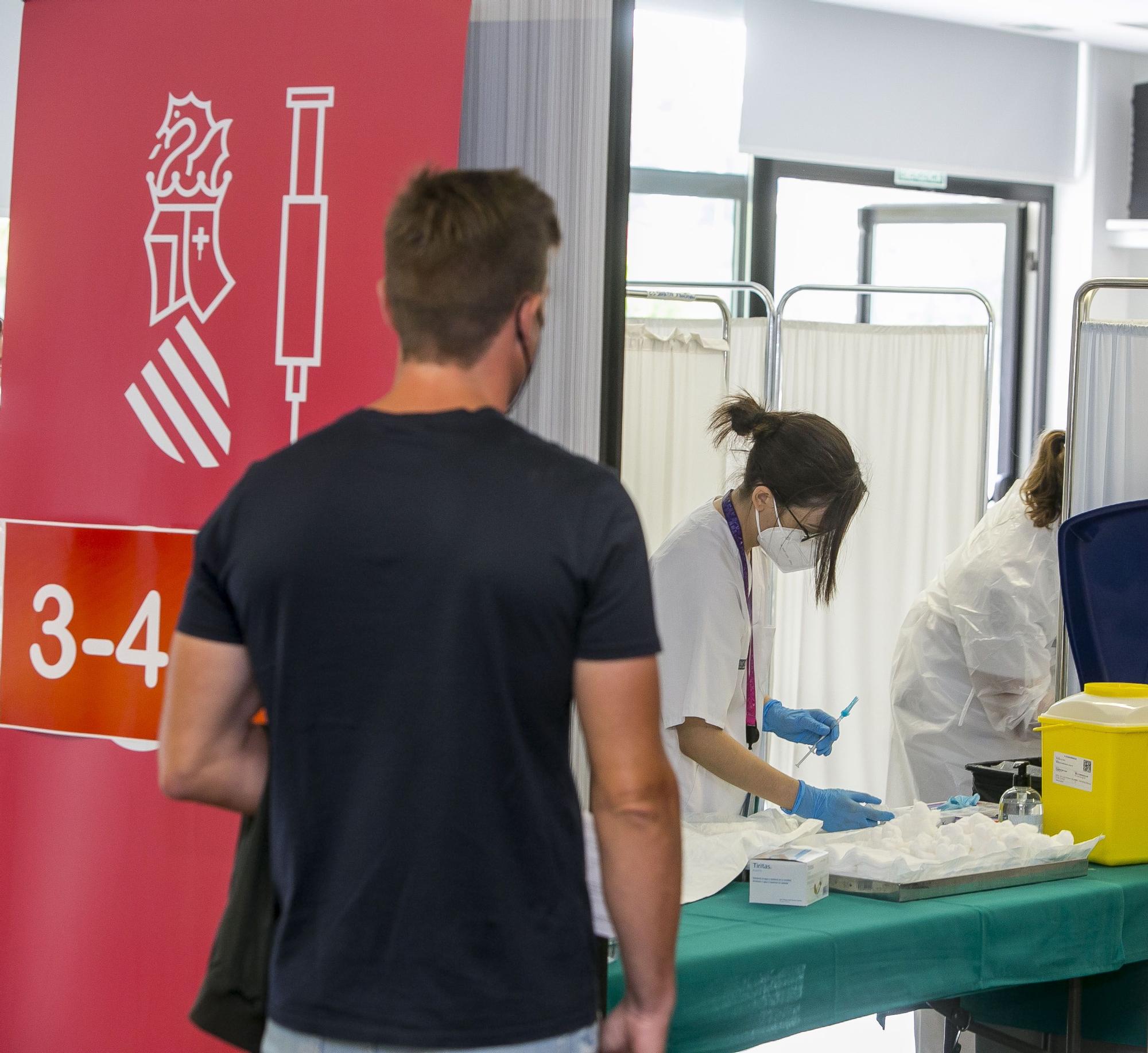 Vacunacion de docentes en Sant Joan y en el hospital de campaña de Alicante