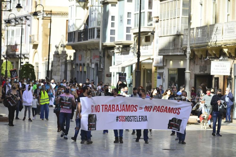 Los hosteleros protestan en las calles de Cartagena sin el apoyo de su patronal
