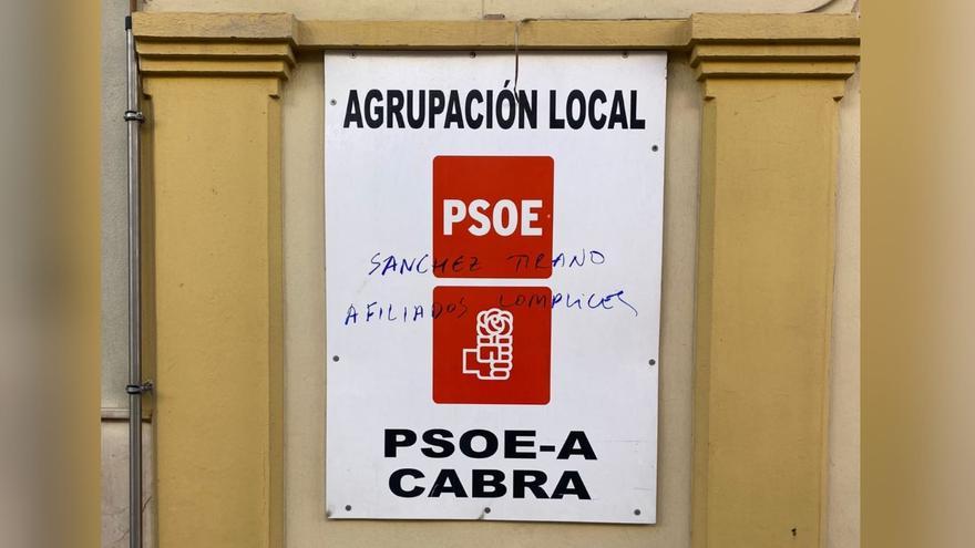 Aparecen pintadas de &quot;Sánchez tirano, afiliados cómplices” en la sede del PSOE de Cabra