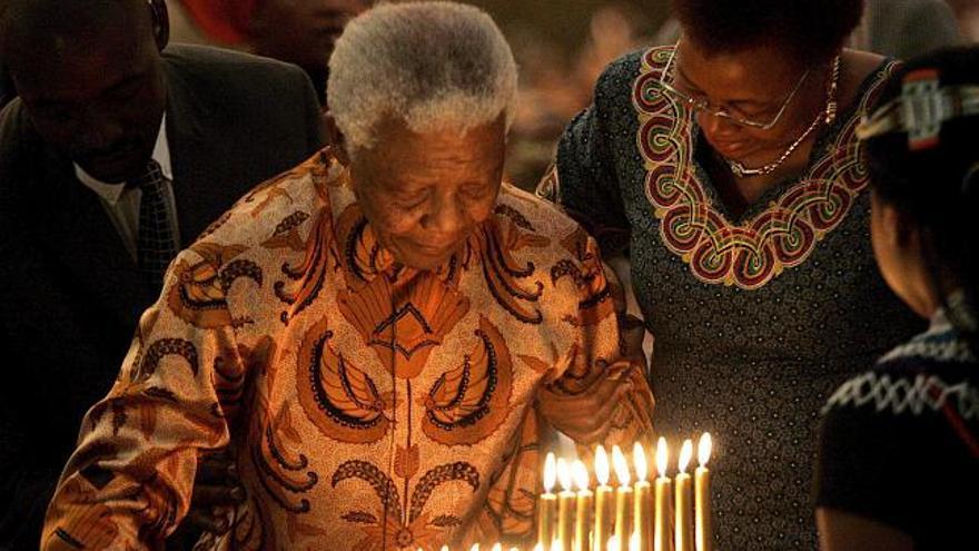 El ex presidente de Sudáfrica Nelson Mandela es fotografiado mientras sopla las velas de una tarta durante la celebración de su 90 cumpleaños en Qunu, Sudáfrica.