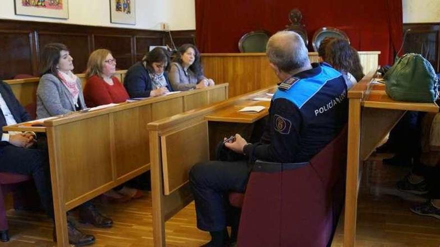 Reunión de la mesa de coordinación para la atención de víctimas de la violencia de género, celebrada en el salón de plenos del Concello de Redondela. // FdV