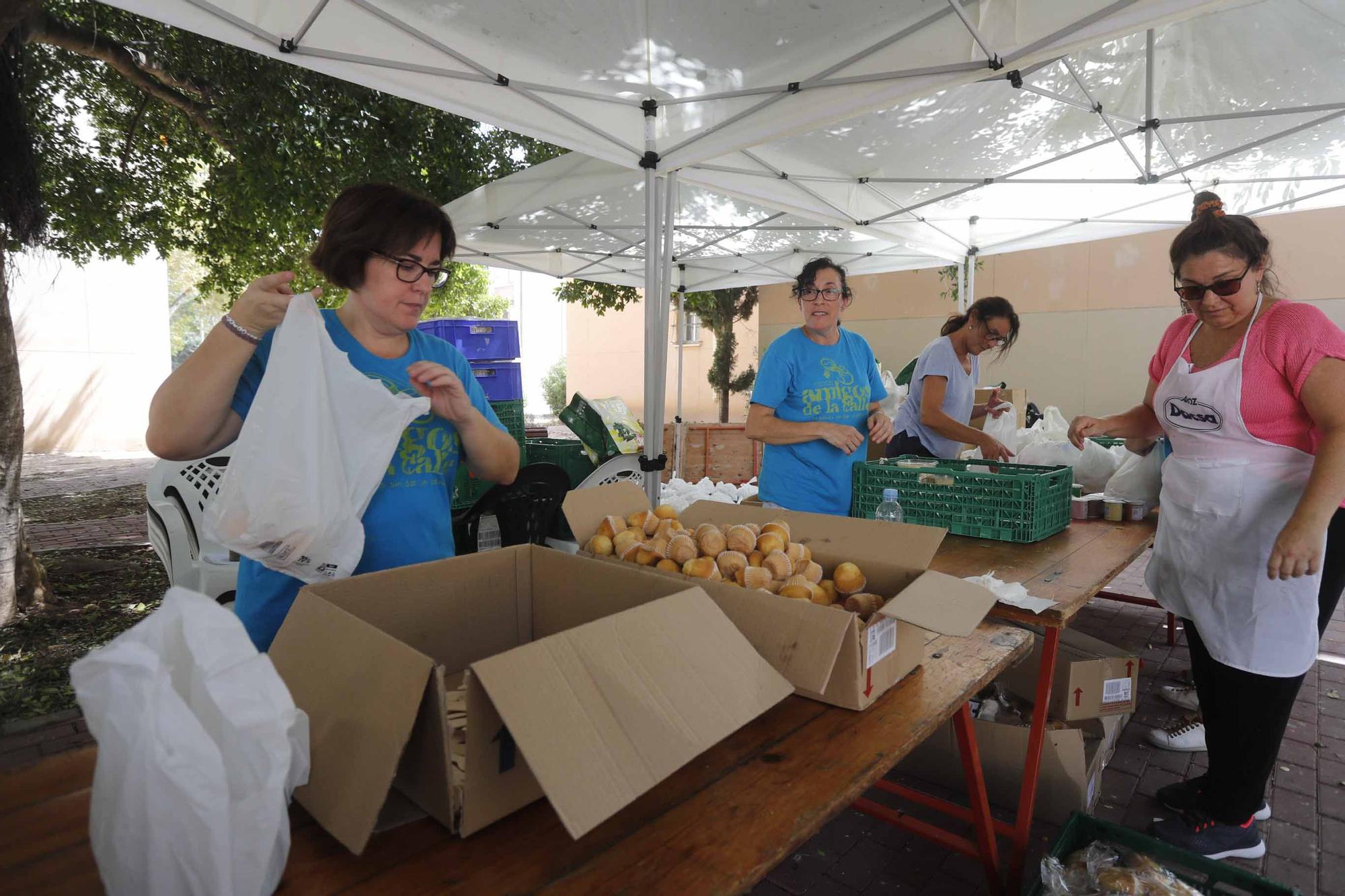 Amigos de la calle reparte comida en ocho rutas ante el incesante calor.