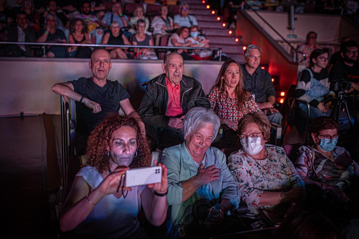 Ambiente Eurovision en el teatre de Olesa de Montserrat lugar de nacimiento de Chanel. Los abuelos de Chanel emocionados durante la actuación de Chanel.