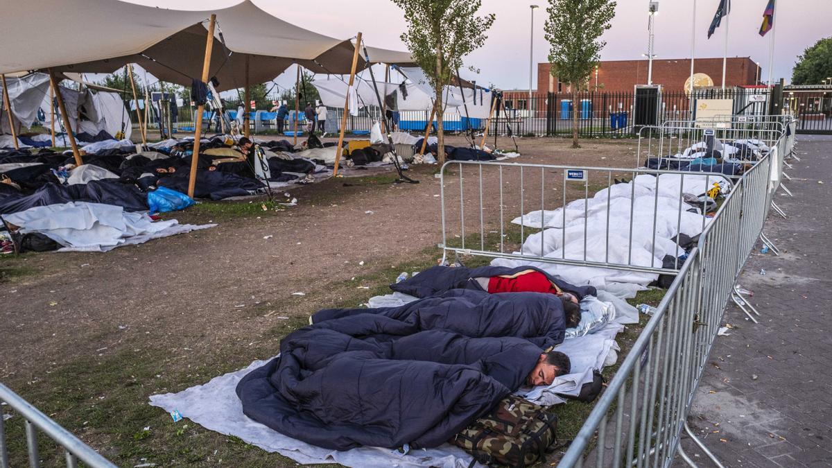 Cientos de refugiados duermen a la interperie.