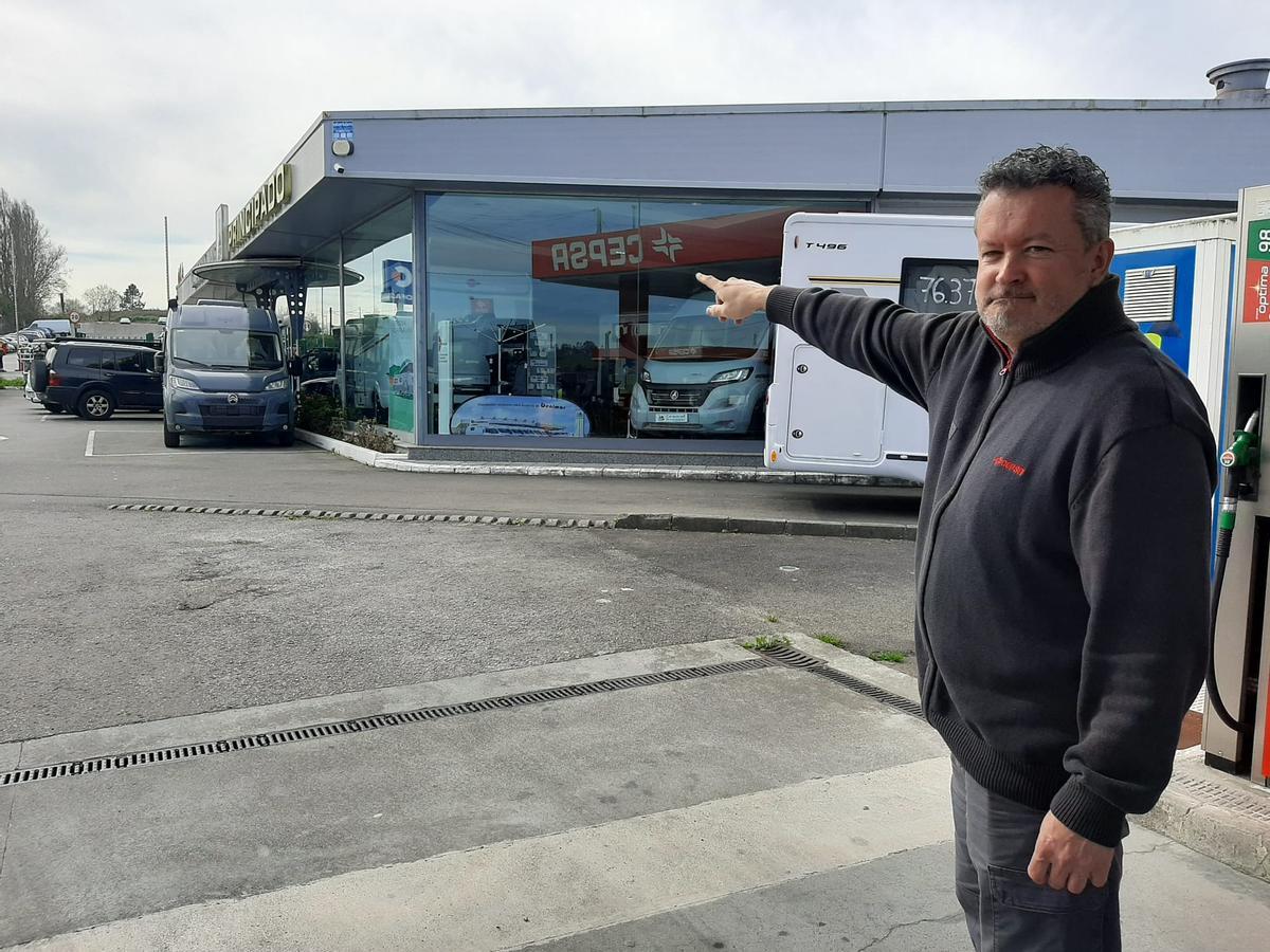 Pablo Álvarez, señalando la zona donde se produjo el último accidente.
