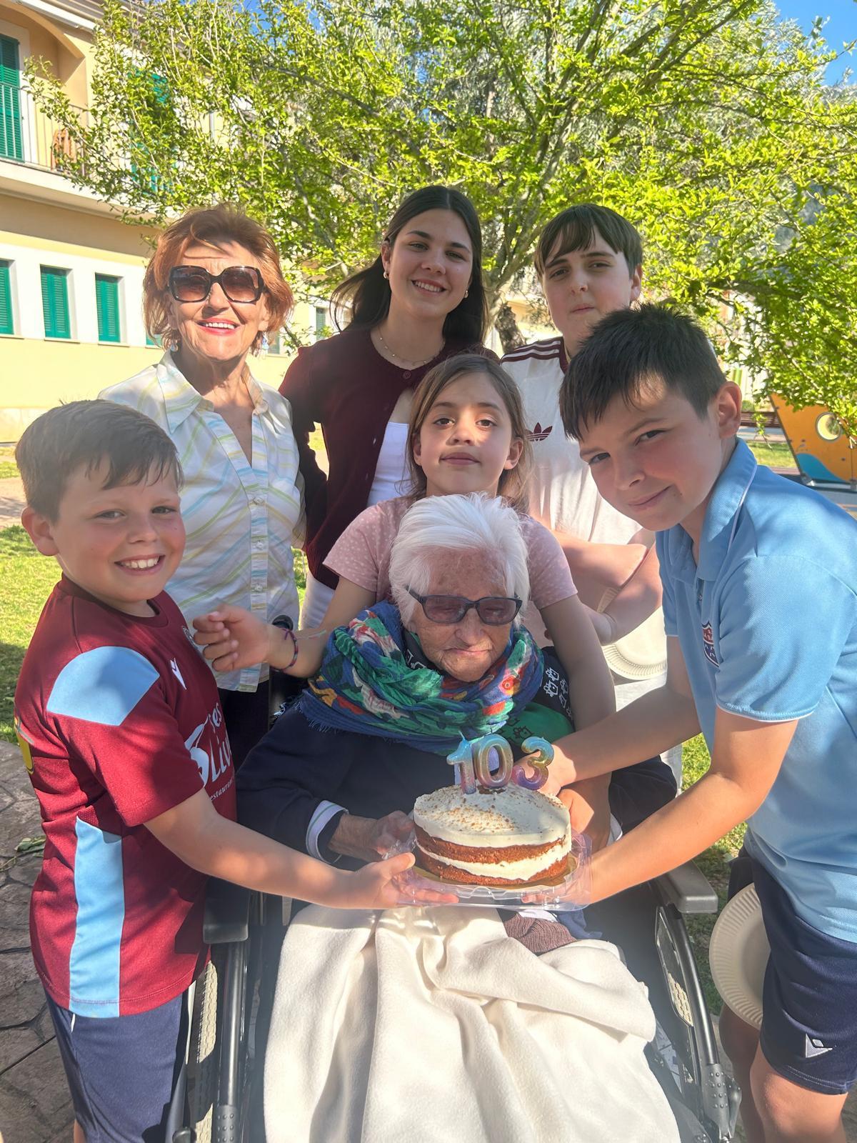La residente más longeva de Sóller, con algunos de sus familiares.