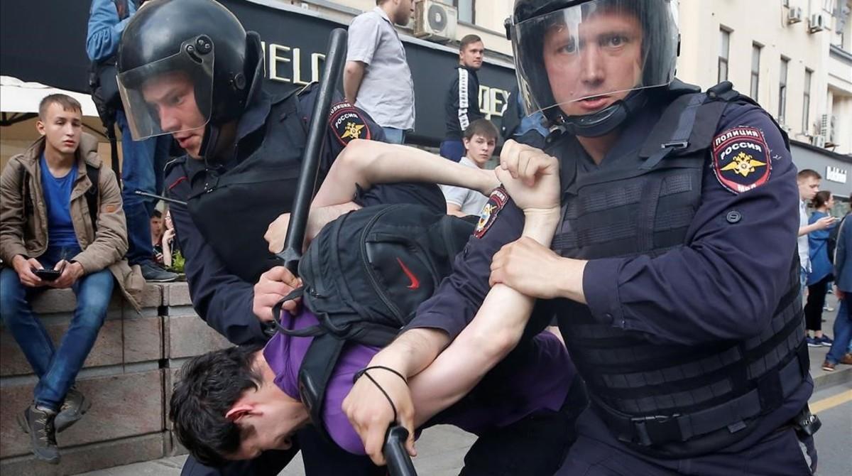 Manifestante detenido por la policía en Moscú.