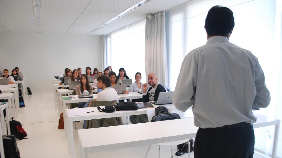 Un profesor de universidad dando clase a sus alumnos