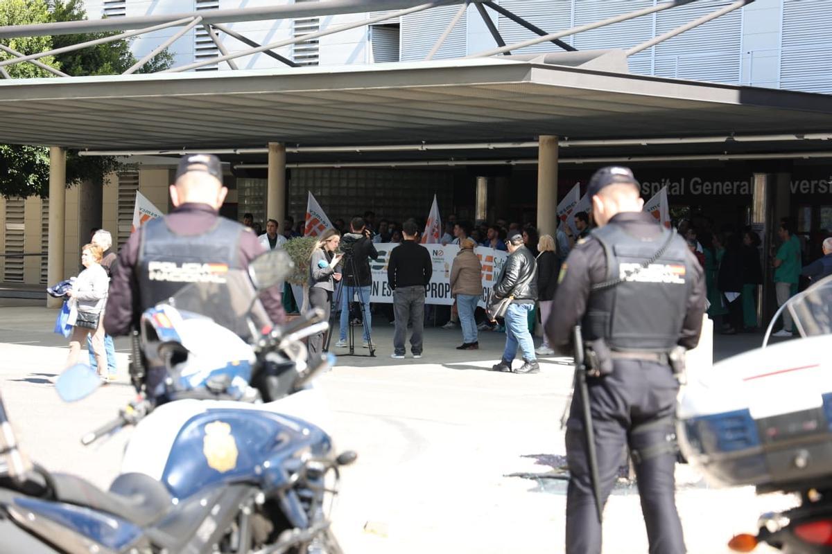 Concentración con motivo de la nueva huelga de médicos ante el Hospital General de Alicante