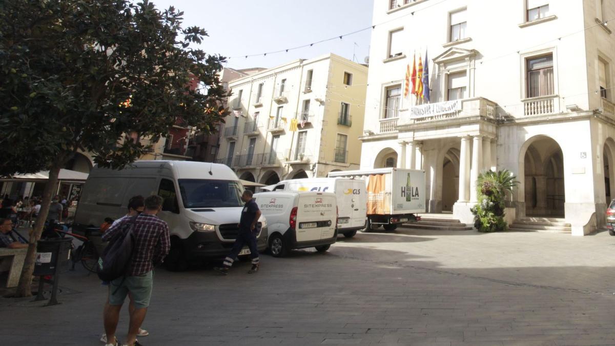 Una situació habitual, aquest estiu, amb la plaça de l’Ajuntament plena de furgonetes