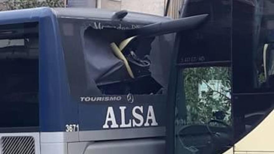 Un autobús desfrenat impacta contra un altre al passeig  de la Pau de Berga