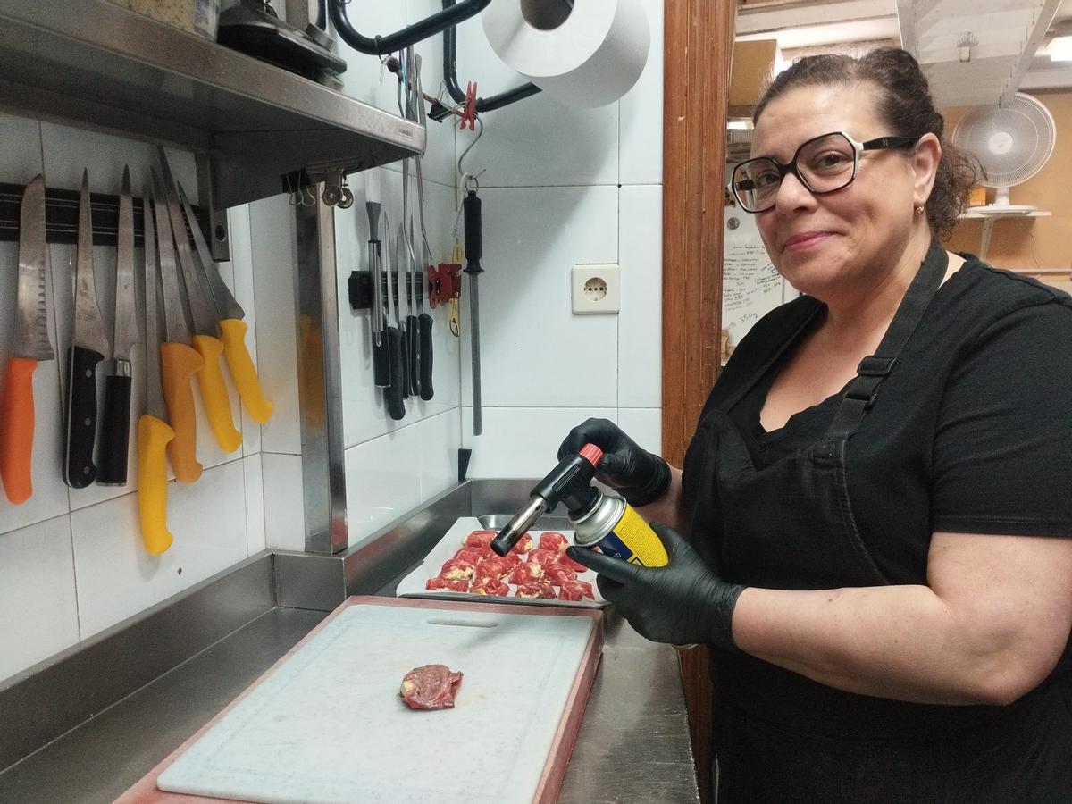 Amor Álvarez de El rincón de Fufo a punto de dar soplete al pincho que elaboran.