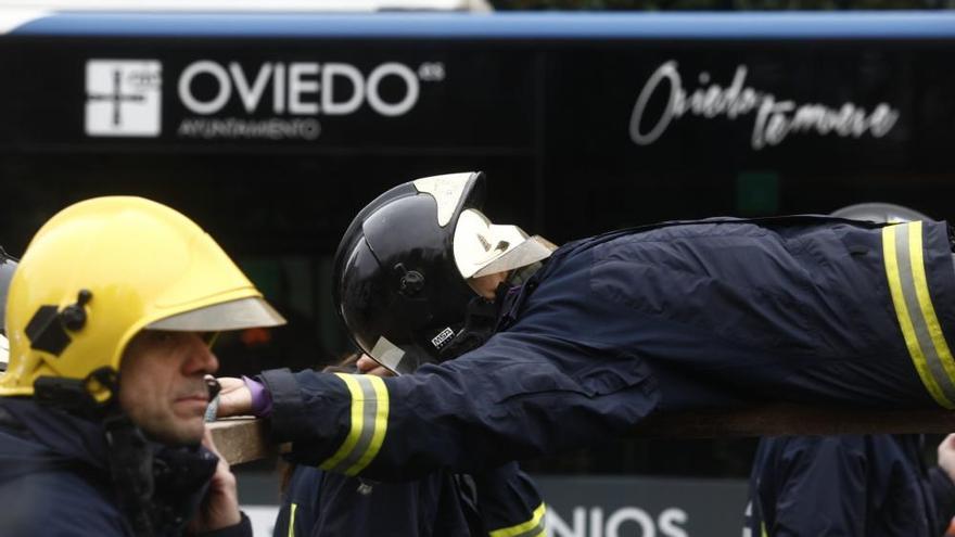 Los bomberos simulan un paso de Semana Santa para pedir mejoras laborales