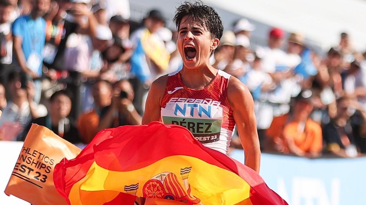 María Pérez celebra uno de los dos títulos mundiales ganados en el 2023 en Budapest.