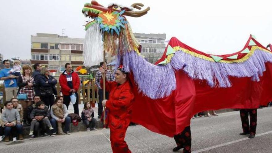 El colorido dragón de la comparsa &quot;Chinatown&quot;, que logró el segundo premio.  // Jose Lores