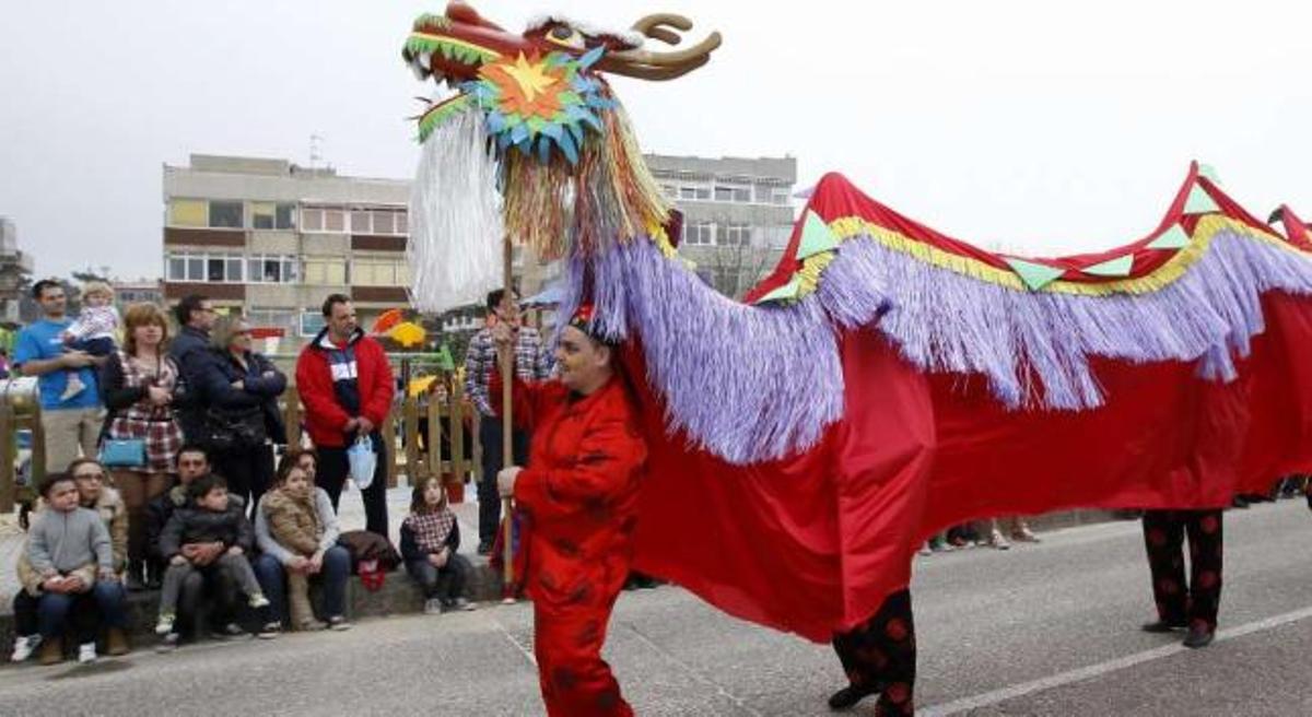 El colorido dragón de la comparsa "Chinatown", que logró el segundo premio.  // Jose Lores