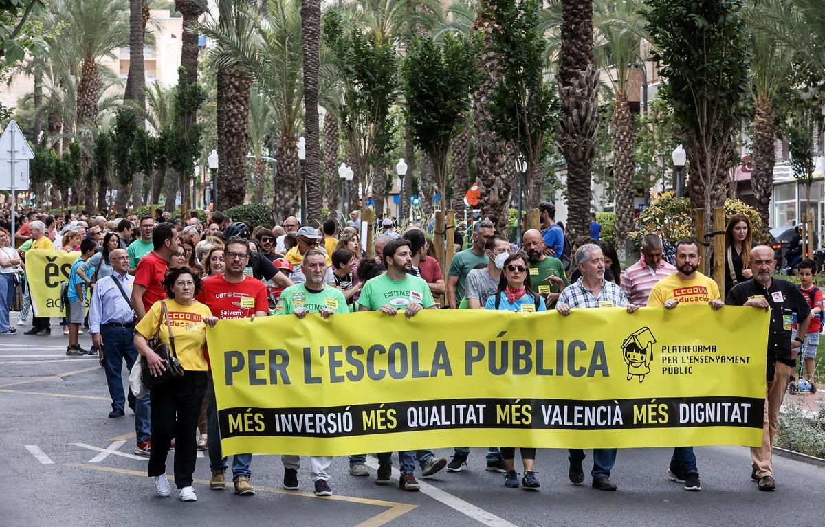 Representantes sindicales en la manifestación por la enseñanza pública en Alicante