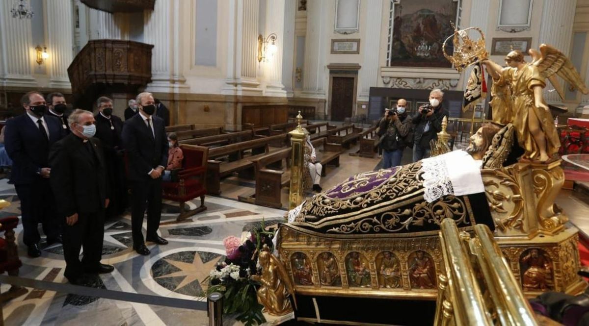 Imagen histórica del Cristo de la Cama ante el altar mayor del Pilar