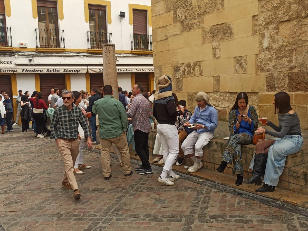 Costaleros y turistas disfrutan de la tortilla y la cerveza del bar Santos.