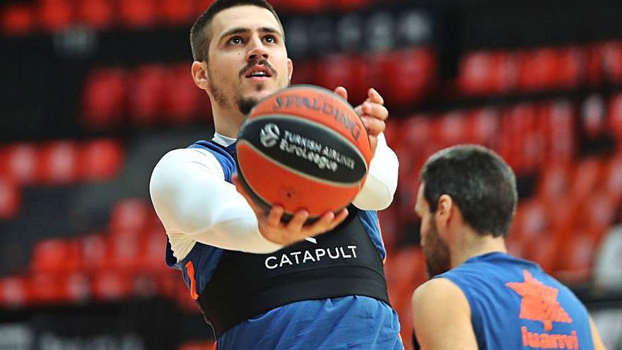 Marinkovic, durante un entrenamiento en La Fonteta.  | F. CALABUIG