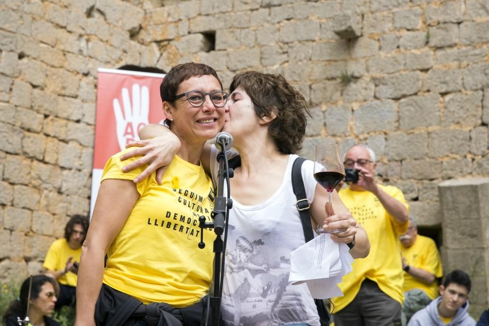 Més d'un miler de persones tenyeixen de groc el Castell del Montgrí en la inauguració del Festival Ítaca